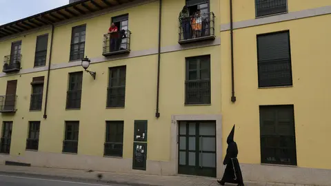 Ponferrada inicia su Semana Santa con la salida del Nazareno Lambrión Chupacandiles, que anuncia la llegada de la Semana de Pasión. Foto: César Sánchez.