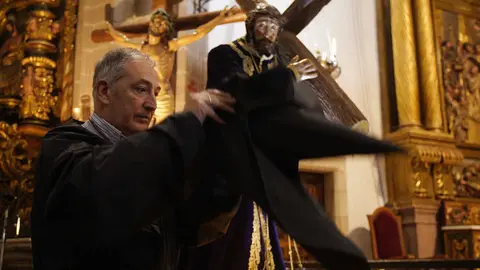 Ponferrada inicia su Semana Santa con la salida del Nazareno Lambrión Chupacandiles, que anuncia la llegada de la Semana de Pasión. Foto: César Sánchez.
