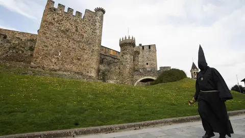Ponferrada inicia su Semana Santa con la salida del Nazareno Lambrión Chupacandiles, que anuncia la llegada de la Semana de Pasión. Foto: César Sánchez.