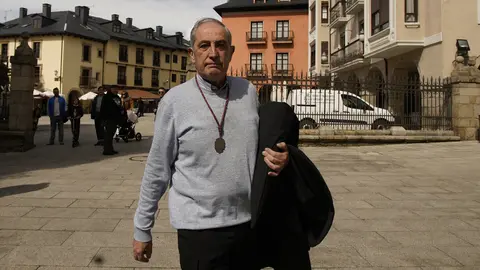 Ponferrada inicia su Semana Santa con la salida del Nazareno Lambrión Chupacandiles, que anuncia la llegada de la Semana de Pasión. Foto: César Sánchez.