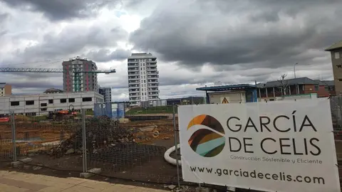 60 metros, salón-cocina, dos dormitorios, dos baños y terraza: comienzan a levantarse las primeras 100 viviendas de uso joven en León. Fotos: M.A.
