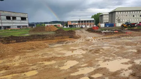60 metros, salón-cocina, dos dormitorios, dos baños y terraza: comienzan a levantarse las primeras 100 viviendas de uso joven en León. Fotos: M.A.