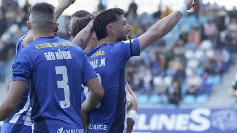 La Ponferradina hace los deberes ante el Real Unión. El equipo berciano cumple en El Toralín. Fotos: SDP