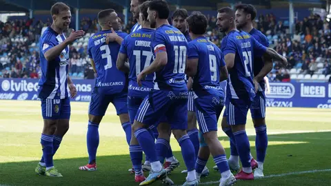 La Ponferradina hace los deberes ante el Real Unión. El equipo berciano cumple en El Toralín. Fotos: SDP