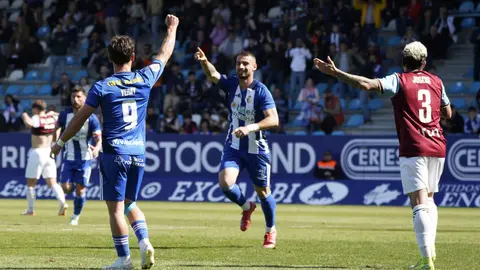 La Ponferradina hace los deberes ante el Real Unión. El equipo berciano cumple en El Toralín. Fotos: SDP