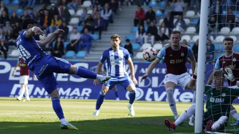 La Ponferradina hace los deberes ante el Real Unión. El equipo berciano cumple en El Toralín. Fotos: SDP
