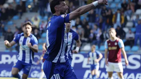 La Ponferradina hace los deberes ante el Real Unión. El equipo berciano cumple en El Toralín. Fotos: SDP