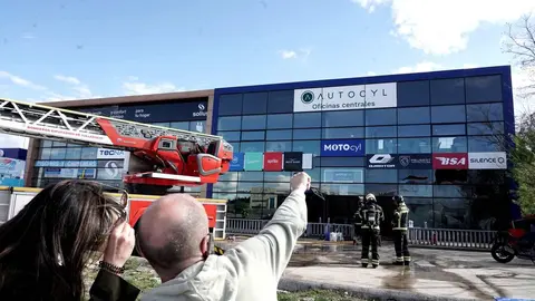 Efectivos de los Bomberos de la Diputación de Valladolid intervienen en un iIncendio en las oficinas de un concesionario en la N-601, en Zaratán (Valladolid). Foto: Miriam Chacón.