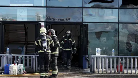 Efectivos de los Bomberos de la Diputación de Valladolid intervienen en un iIncendio en las oficinas de un concesionario en la N-601, en Zaratán (Valladolid). Foto: Miriam Chacón.