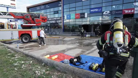 Efectivos de los Bomberos de la Diputación de Valladolid intervienen en un iIncendio en las oficinas de un concesionario en la N-601, en Zaratán (Valladolid). Foto: Miriam Chacón.