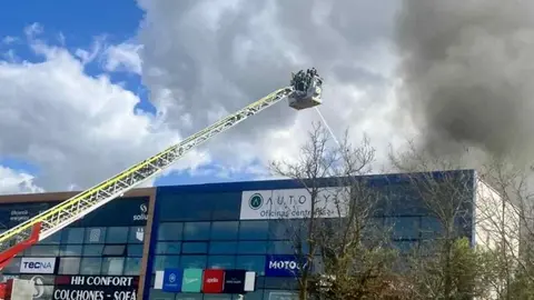 Efectivos de los Bomberos de la Diputación de Valladolid intervienen en un iIncendio en las oficinas de un concesionario en la N-601, en Zaratán (Valladolid). Foto: Miriam Chacón.