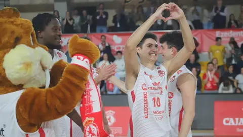 La Cultural y Deportiva Leonesa de Baloncesto sigue escribiendo una historia para el recuerdo en su estreno en la Segunda FEB y ya está en los playoff. Fotos: Isaac Llamazares