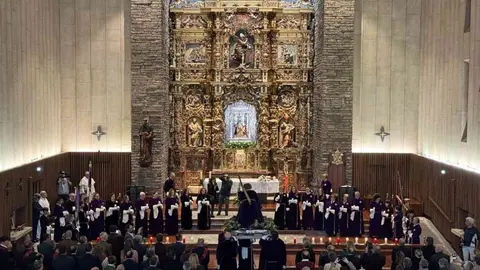 La Semana Santa leonesa vivió este domingo su prólogo con la celebración de la Plegaria a la Virgen del Camino 2025, una cita que cada año reúne a fieles, autoridades y cofradías en la Basílica de la Virgen del Camino.