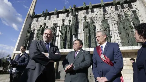 La Semana Santa leonesa vivió este domingo su prólogo con la celebración de la Plegaria a la Virgen del Camino 2025, una cita que cada año reúne a fieles, autoridades y cofradías en la Basílica de la Virgen del Camino.