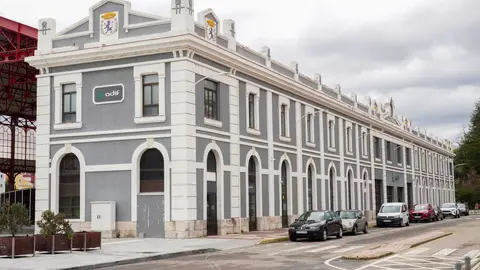 UGT solicita a Adif la rehabilitación de la parte baja de la antigua estación de León para ubicar en ella oficinas. Fotos: Campillo