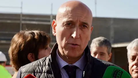 El director general de Telecomunicaciones y Administración Digital de la Junta, Antonio Ibáñez, visita las obras de la nueva sede de Scayle acompañado por el alcalde de León, José Antonio Díez, y la directora de la Fundación Centro de Supercomputación, Hilde Pérez. Foto: Campillo.