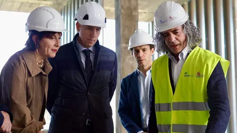 El director general de Telecomunicaciones y Administración Digital de la Junta, Antonio Ibáñez, visita las obras de la nueva sede de Scayle acompañado por el alcalde de León, José Antonio Díez, y la directora de la Fundación Centro de Supercomputación, Hilde Pérez. Foto: Campillo.