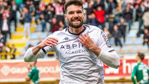 La plantilla de la Cultural regresa este martes a los entrenamientos con la mirada puesta en un Tarazona ante el que, de nuevo, hay que volver a sumar. En la foto, Satrústegui celebra su gol.
