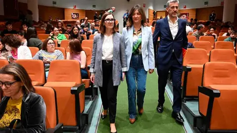 La rectora de la Universidad de León, Nuria González, el concejal de Hacienda, Carmelo Alonso, y la directora Talento en la Fundación Princesa de Girona, Gema Guzmán, inauguran el Foro del Talento