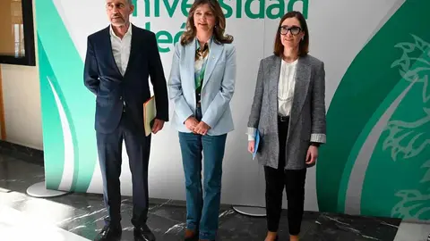La rectora de la Universidad de León, Nuria González, el concejal de Hacienda, Carmelo Alonso, y la directora Talento en la Fundación Princesa de Girona, Gema Guzmán, inauguran el Foro del Talento