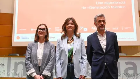 La rectora de la Universidad de León, Nuria González, el concejal de Hacienda, Carmelo Alonso, y la directora Talento en la Fundación Princesa de Girona, Gema Guzmán, inauguran el Foro del Talento