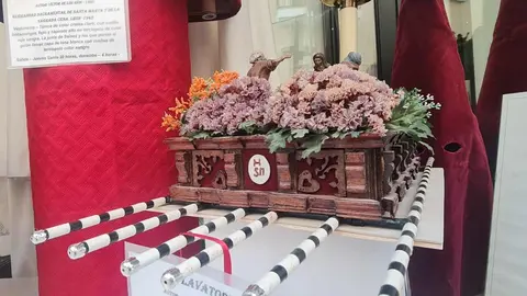 Las maquetas realizadas por Ángel Juan Esquivel Alarma se exponen en La Rúa dejando ver con detalle algunas de los pasos que conforman la Semana Santa de León y la alusión a la Gran Procesión de Roma con presencia del Nazareno.