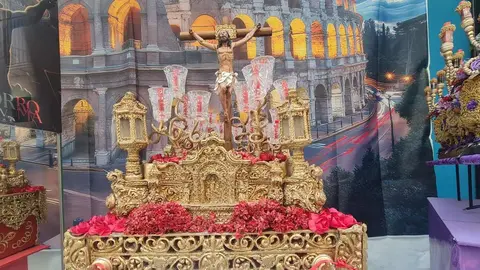 Las maquetas realizadas por Ángel Juan Esquivel Alarma se exponen en La Rúa dejando ver con detalle algunas de los pasos que conforman la Semana Santa de León y la alusión a la Gran Procesión de Roma con presencia del Nazareno.
