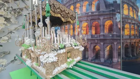 Las maquetas realizadas por Ángel Juan Esquivel Alarma se exponen en La Rúa dejando ver con detalle algunas de los pasos que conforman la Semana Santa de León y la alusión a la Gran Procesión de Roma con presencia del Nazareno.