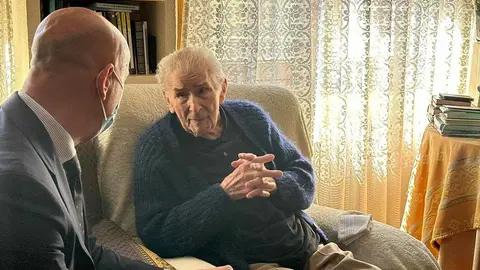 Ángel Reyero (Taranilla, 1919) tiene 105 años, una edad que le convierte en el vecino más longevo de la capital leonesa. Este martes ha recibido la visita del alcalde de León, José Antonio Diez, acompañado de la concejala de Mayores, Lourdes González.
