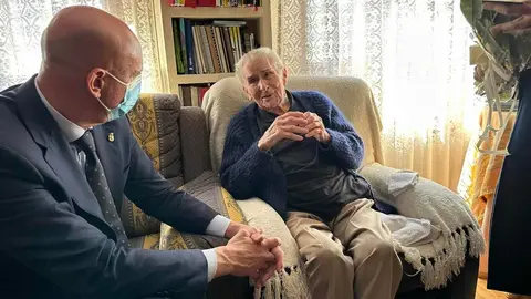 Ángel Reyero (Taranilla, 1919) tiene 105 años, una edad que le convierte en el vecino más longevo de la capital leonesa. Este martes ha recibido la visita del alcalde de León, José Antonio Diez, acompañado de la concejala de Mayores, Lourdes González.
