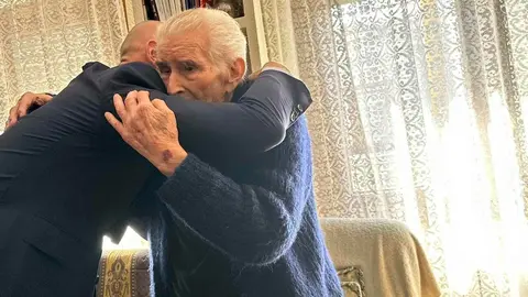 Ángel Reyero (Taranilla, 1919) tiene 105 años, una edad que le convierte en el vecino más longevo de la capital leonesa. Este martes ha recibido la visita del alcalde de León, José Antonio Diez, acompañado de la concejala de Mayores, Lourdes González.