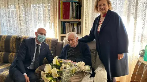 Ángel Reyero (Taranilla, 1919) tiene 105 años, una edad que le convierte en el vecino más longevo de la capital leonesa. Este martes ha recibido la visita del alcalde de León, José Antonio Diez, acompañado de la concejala de Mayores, Lourdes González.