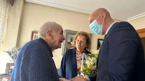 Ángel Reyero (Taranilla, 1919) tiene 105 años, una edad que le convierte en el vecino más longevo de la capital leonesa. Este martes ha recibido la visita del alcalde de León, José Antonio Diez, acompañado de la concejala de Mayores, Lourdes González.