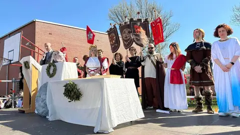 El IES Lancia ha vuelto a rendir homenaje a los orígenes de la ciudad con la celebración de los III Juegos Astur-Romanos, una original iniciativa que combina deporte, historia y creatividad. Fotos: Ayto León