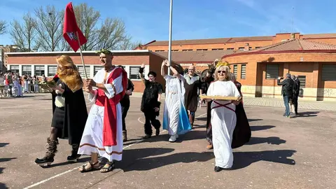 El IES Lancia ha vuelto a rendir homenaje a los orígenes de la ciudad con la celebración de los III Juegos Astur-Romanos, una original iniciativa que combina deporte, historia y creatividad. Fotos: Ayto León