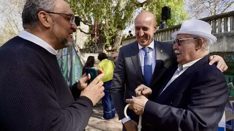 Hace 600 años que el pueblo gitano llegó a la península y en León este 8 de abril han recordado su memoria y la necesidad de seguir trabajando por la integración. Fotos: Campillo | Ayto León
