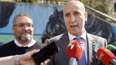 Hace 600 años que el pueblo gitano llegó a la península y en León este 8 de abril han recordado su memoria y la necesidad de seguir trabajando por la integración. Fotos: Campillo | Ayto León