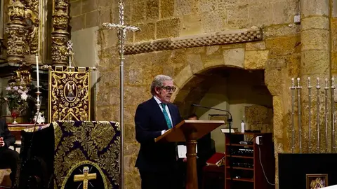 La Cámara de Comercio de León entrega el título de ‘Personaje Singular’ de la Semana Santa al fotoperiodista Mauricio Peña. Fotos: Campillo | Cámara de Comercio