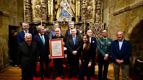 La Cámara de Comercio de León entrega el título de ‘Personaje Singular’ de la Semana Santa al fotoperiodista Mauricio Peña. Fotos: Campillo | Cámara de Comercio