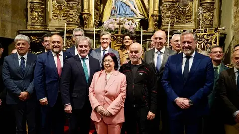 La Cámara de Comercio de León entrega el título de ‘Personaje Singular’ de la Semana Santa al fotoperiodista Mauricio Peña. Fotos: Campillo | Cámara de Comercio
