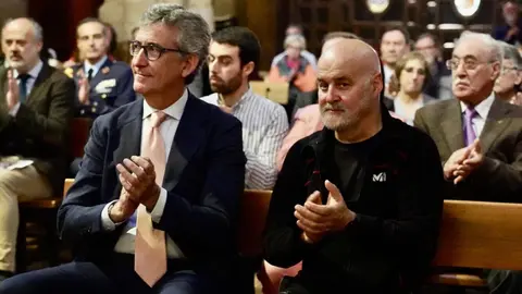 La Cámara de Comercio de León entrega el título de ‘Personaje Singular’ de la Semana Santa al fotoperiodista Mauricio Peña. Fotos: Campillo | Cámara de Comercio