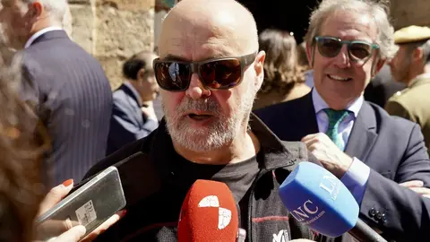La Cámara de Comercio de León entrega el título de ‘Personaje Singular’ de la Semana Santa al fotoperiodista Mauricio Peña. Fotos: Campillo | Cámara de Comercio