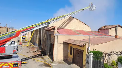 Una vivienda ha acabado calcinada en un incendio que se ha producido a primera hora de la tarde de este martes en la localidad leonesa de Roderos, perteneciente al municipio leonés de Villaturiel.