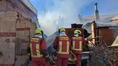 Una vivienda ha acabado calcinada en un incendio que se ha producido a primera hora de la tarde de este martes en la localidad leonesa de Roderos, perteneciente al municipio leonés de Villaturiel.