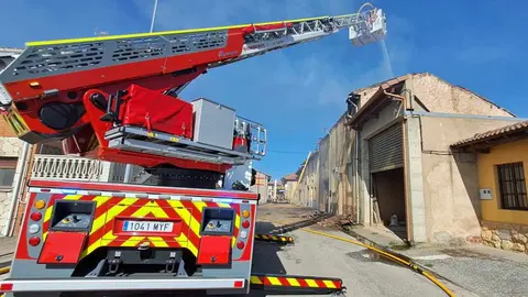 Una vivienda ha acabado calcinada en un incendio que se ha producido a primera hora de la tarde de este martes en la localidad leonesa de Roderos, perteneciente al municipio leonés de Villaturiel.