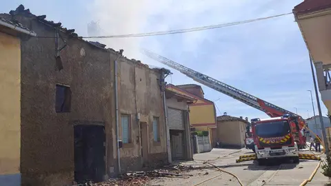 Una vivienda ha acabado calcinada en un incendio que se ha producido a primera hora de la tarde de este martes en la localidad leonesa de Roderos, perteneciente al municipio leonés de Villaturiel.
