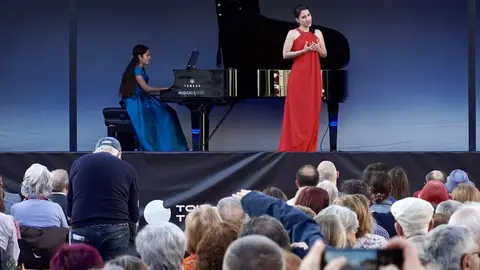 El escenario itinerante del Teatro Real de Madrid, conocido como ‘La Carroza del Teatro Real’, llegó este martes a la Plaza de San Marcelo de León, donde ofreció un recital de piezas populares de ópera y zarzuela con los jóvenes talentos del programa Crescendo. Foto: Campillo
