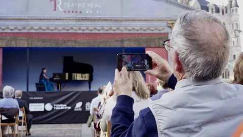 El escenario itinerante del Teatro Real de Madrid, conocido como ‘La Carroza del Teatro Real’, llegó este martes a la Plaza de San Marcelo de León, donde ofreció un recital de piezas populares de ópera y zarzuela con los jóvenes talentos del programa Crescendo. Foto: Campillo