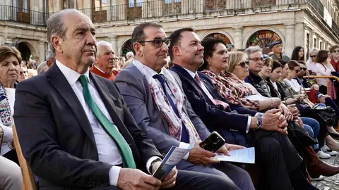 El escenario itinerante del Teatro Real de Madrid, conocido como ‘La Carroza del Teatro Real’, llegó este martes a la Plaza de San Marcelo de León, donde ofreció un recital de piezas populares de ópera y zarzuela con los jóvenes talentos del programa Crescendo. Foto: Campillo