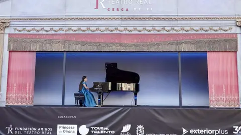 El escenario itinerante del Teatro Real de Madrid, conocido como ‘La Carroza del Teatro Real’, llegó este martes a la Plaza de San Marcelo de León, donde ofreció un recital de piezas populares de ópera y zarzuela con los jóvenes talentos del programa Crescendo. Foto: Campillo